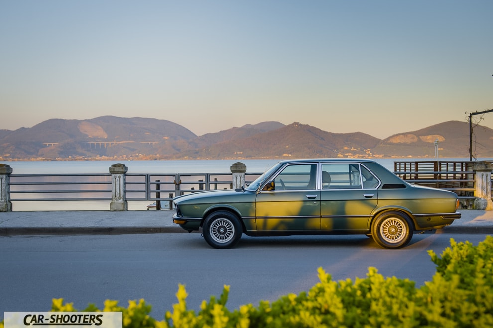 BMW 520 del 1980 al lago di massaciuccoli con sfondo massarosa